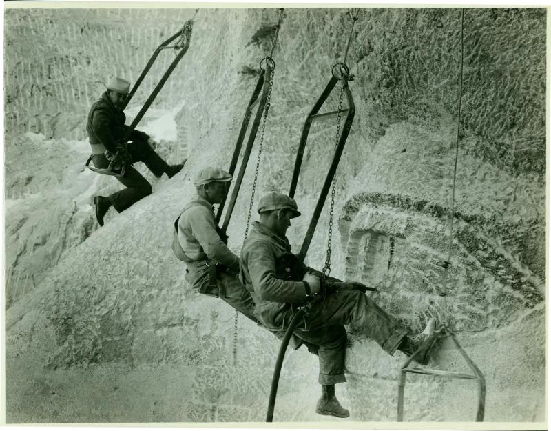 Mount-Rushmore/800x600_Mount_Rushmore construction 03.jpg